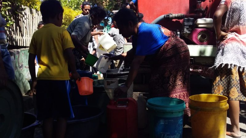 BPBD Sikka melayani air bersih bagi warga mayarakat di Desa Nele Barat Kecamatan Nele beberapa waktu lalu