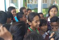 Maria Rilis Averansa Kolinatan, siswi yang ditempeleng kepala sekolah, memberikan keterangan kepada wartawan, Kamis (1/8)