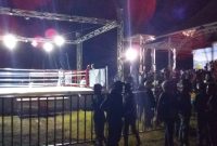 Suasana tinju internasional di Gelora Samador da Cunha Maumere, Sabtu (3/8) malam menyusul kaburnya panitia penyelenggara