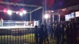 Suasana tinju internasional di Gelora Samador da Cunha Maumere, Sabtu (3/8) malam menyusul kaburnya panitia penyelenggara
