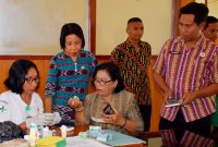 Petugas Pusesmas Kopeta Maumere sedang memberikan layanan Posbindu PTM di Aula Kantor Dinas Pemdes Kabupaten Sikka, akhir Juli lalu