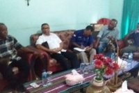 Mantan Bupati Sikka Alexander Longginus menjamu mantan Bupati Sikka Yiseph Ansar Rera di Mu’u Kowot Kelurahan Wolomarang, Selasa (6/8)