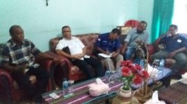 Mantan Bupati Sikka Alexander Longginus menjamu mantan Bupati Sikka Yiseph Ansar Rera di Mu’u Kowot Kelurahan Wolomarang, Selasa (6/8)