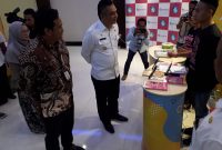 Bupati Sikka Fransiskus Roberto Diogo sedang meninjau salah satu stand informasi stunting di Aula Hotel Go, Rabu (7/8)