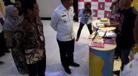 Bupati Sikka Fransiskus Roberto Diogo sedang meninjau salah satu stand informasi stunting di Aula Hotel Go, Rabu (7/8)