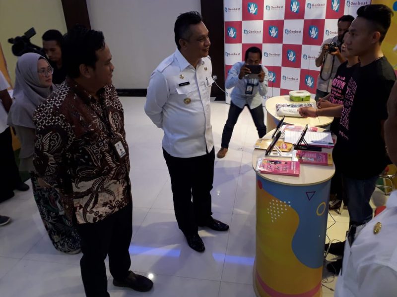 Bupati Sikka Fransiskus Roberto Diogo sedang meninjau salah satu stand informasi stunting di Aula Hotel Go, Rabu (7/8)
