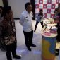 Bupati Sikka Fransiskus Roberto Diogo sedang meninjau salah satu stand informasi stunting di Aula Hotel Go, Rabu (7/8)