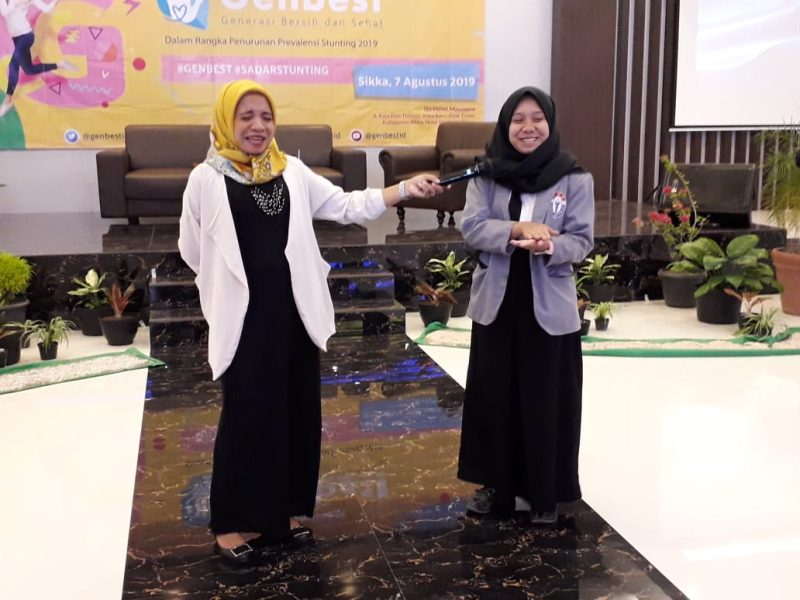 Seorang pelajar sedang menjawab pertanyaan terkait stunting saat Sosialisasi Genbest yang digelar Kementerian Kominfo di Hotel Go Maumere, Rabu (7/8)