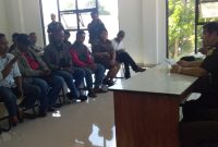Forum Maumere Corruption Watch (F-MCW) sedang berdialog dengan Kajari Maumere Azman Tanjung, Kamis (8/8), terkait dugaan korupsi dana tunjangan dan perumahan anggota DPRD Sikka