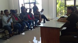 Forum Maumere Corruption Watch (F-MCW) sedang berdialog dengan Kajari Maumere Azman Tanjung, Kamis (8/8), terkait dugaan korupsi dana tunjangan dan perumahan anggota DPRD Sikka