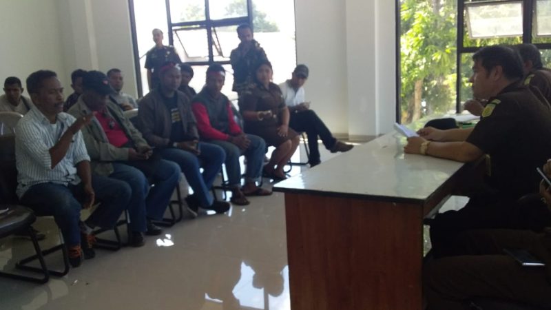 Forum Maumere Corruption Watch (F-MCW) sedang berdialog dengan Kajari Maumere Azman Tanjung, Kamis (8/8), terkait dugaan korupsi dana tunjangan dan perumahan anggota DPRD Sikka