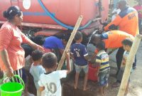 Warga Dusun Blatat mendapatkan bantuan air bersih dari BPBD Sikka, Senin (12/8)