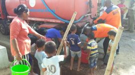 Warga Dusun Blatat mendapatkan bantuan air bersih dari BPBD Sikka, Senin (12/8)