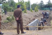 Bupati Sikka Fransiskus Roberto Diogo meninjau proyek di Jalan Lingkar Luar beberapa waktu lalu
