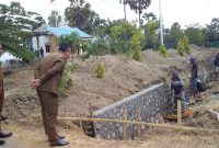 Bupati Sikka Fransiskus Roberto Diogo melakukan sidak pekerjaan proyek Peningkatan Jalan Lingkar Luar yang dikerjakan CV Maghu Ate, Selasa (13/8)