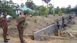 Bupati Sikka Fransiskus Roberto Diogo melakukan sidak pekerjaan proyek Peningkatan Jalan Lingkar Luar yang dikerjakan CV Maghu Ate, Selasa (13/8)