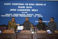 Bupati Sikka Fransiskus Roberto Diogo menyerahkan dokumen Ranperda kepada Ketua DPRD Sikka Gorgonius Nago Bapa saat rapat paripurna dengan agenda pembahasan Ranperda APBD Perubahan TA 2019, Selasa (13/8)