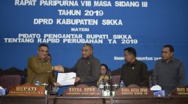 Bupati Sikka Fransiskus Roberto Diogo menyerahkan dokumen Ranperda kepada Ketua DPRD Sikka Gorgonius Nago Bapa saat rapat paripurna dengan agenda pembahasan Ranperda APBD Perubahan TA 2019, Selasa (13/8)