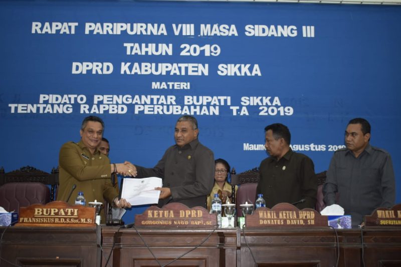 Bupati Sikka Fransiskus Roberto Diogo menyerahkan dokumen Ranperda kepada Ketua DPRD Sikka Gorgonius Nago Bapa saat rapat paripurna dengan agenda pembahasan Ranperda APBD Perubahan TA 2019, Selasa (13/8)