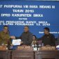 Bupati Sikka Fransiskus Roberto Diogo menyerahkan dokumen Ranperda kepada Ketua DPRD Sikka Gorgonius Nago Bapa saat rapat paripurna dengan agenda pembahasan Ranperda APBD Perubahan TA 2019, Selasa (13/8)