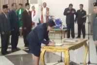 Kepala Dinas Kependudukan dan Catatan Sipil Kabupaten Sikka Martha Huberty Pega yang sedang menandatangani berita acara pekantikan, Selasa (13/8) di Gedung SCC