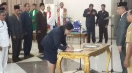 Kepala Dinas Kependudukan dan Catatan Sipil Kabupaten Sikka Martha Huberty Pega yang sedang menandatangani berita acara pekantikan, Selasa (13/8) di Gedung SCC