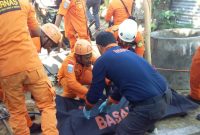 Evakuasi korban yang terjatuh pada sumur kedalaman 35 meter di Jalan Soekarno-Hatta Kelurahan Beru Kabupaten Sikka, Rabu (14/8) pagi