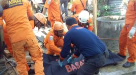 Evakuasi korban yang terjatuh pada sumur kedalaman 35 meter di Jalan Soekarno-Hatta Kelurahan Beru Kabupaten Sikka, Rabu (14/8) pagi