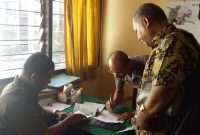 Ketua Fraksi Partai Nasdem Siflan Angi (duduk) didampingi kuasa hukum Satefanus Roy Rening menyerahkan laporan tertulis dugaan tindak pidana yang dilakukan Bupati Sikka, Kamis (15/8)