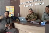 Stefanus Roy Rening selaku kuasa hukum Siflan Angi sedang membuat laporan tertulis di ruangan SPKT Polres Sikka, Kamis (15/8)