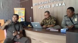 Stefanus Roy Rening selaku kuasa hukum Siflan Angi sedang membuat laporan tertulis di ruangan SPKT Polres Sikka, Kamis (15/8)