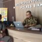 Stefanus Roy Rening selaku kuasa hukum Siflan Angi sedang membuat laporan tertulis di ruangan SPKT Polres Sikka, Kamis (15/8)