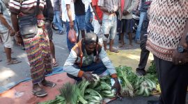 Para pedagang menjual sayur-mayur di tengah jalan di Pasar Alok, Jumat (16/8), sebagai bentuk protes terhadap sesama pedagang yang selama ini masih menjual sayur-maur di pinggir jalan