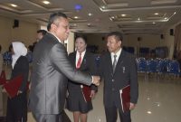 Bupati Sikka Frasiskus Roberto Diogo menyalami aparatur sipil negara yang menerima penganugerahan tanda kehormatan satyalencana karya satya, Jumat (16/8) di Gedung SCC Maumere