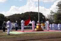 Bendera merah putih terbelit tali saat hendak dibentangkan pada upacara peringatan HUT ke-74 RI di Lapangan Umum Kota Baru Maumere, Sabtu (17/8)