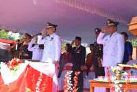 Bupati Sikka Fransiskus Roberto Diogo bersama Wakil Bupati Sikka Romanus Woga pada saat upacara peringatan HUT ke-74 RI di Lapangan Umum Kota Baru Maumere, Sabtu (17/8)