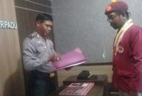 PMKRI Maumere menyerahkan surat laporan kepada Kanit SPKT Polres Sikka, Sabtu (17/8), terkait indikasi penghinaan dan penistaan agama Katolik yang dilakukan Ustad Abdul Somat