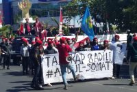 Aktivis PMKRI Maumere menggelar aksi di depan Mapolres Sikka Jalan Ahmad Yani Maumere, Senin (19/8), mendesak kepolisian segera menangkap dan menahan Ustad Abdul Somad