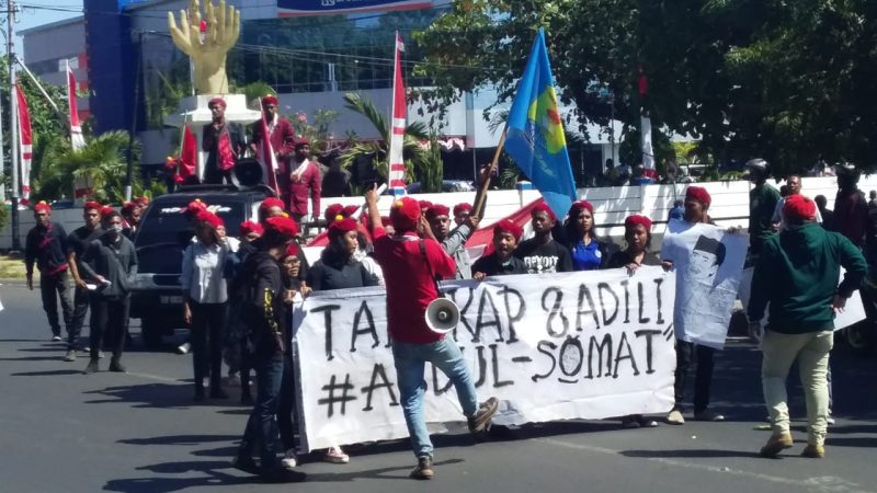 Aktivis PMKRI Maumere menggelar aksi di depan Mapolres Sikka Jalan Ahmad Yani Maumere, Senin (19/8), mendesak kepolisian segera menangkap dan menahan Ustad Abdul Somad