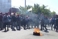 Aktivis PMKRI Maumere mebakar ban bekas dan karikatur Ustad Somad di Jalan Ahmad Yani depan Kantor Mapolres Sikka, Senin (19/8)