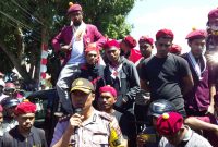 Kapolres Sikka AKBP Rickson Situmorang menemui demonstran yang melakukan aksi di depan Mapolres Sikka, Senin (19/8)