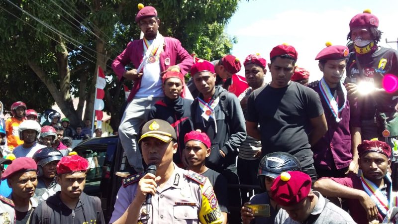 Kapolres Sikka AKBP Rickson Situmorang menemui demonstran yang melakukan aksi di depan Mapolres Sikka, Senin (19/8)
