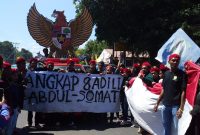 Pigura Burung Garuda berada di tengah aktivis PMKRI Maumere yang sedang melancarkan aksi menggugat Ustad Abdul Somad di depan Mapolres Sikka Jalan Ahmad Yani, Senin (19/8)
