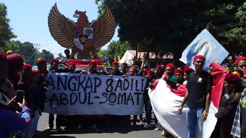 Pigura Burung Garuda berada di tengah aktivis PMKRI Maumere yang sedang melancarkan aksi menggugat Ustad Abdul Somad di depan Mapolres Sikka Jalan Ahmad Yani, Senin (19/8)