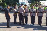 Kapolres Sikka AKBP Polres Sikka sedang menyematkan tanda jabatan, Senin (19/8)