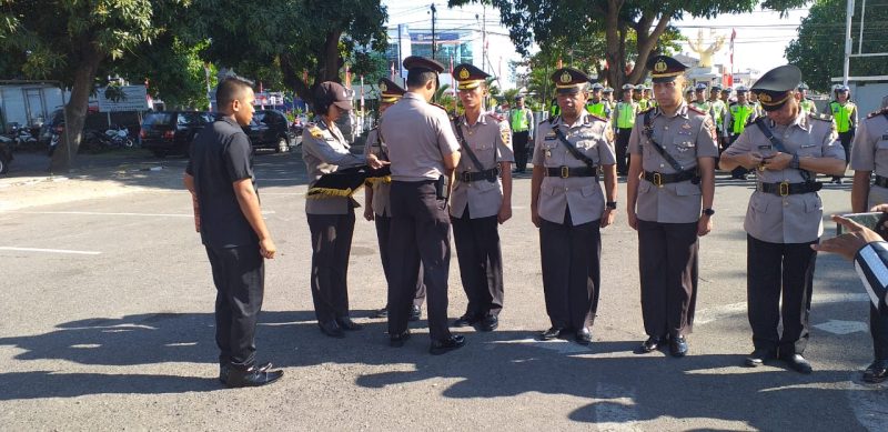 Kapolres Sikka AKBP Polres Sikka sedang menyematkan tanda jabatan, Senin (19/8)