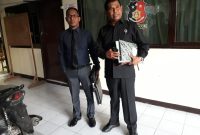 Ketua Fraksi Partai Nasdem Siflan Angi didampingi kuasa hokum Emanuel Herdiyanto, usai memberikan keterangan terkait dugaan tindak pidana pencemaran nama baik di Satuan Reskrim Polres Sikka, Kamis (22/8)