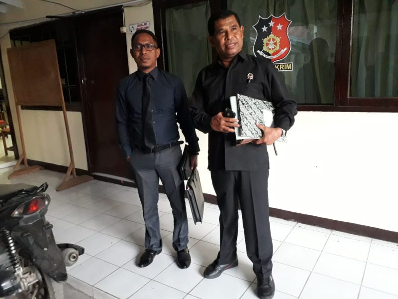 Ketua Fraksi Partai Nasdem Siflan Angi didampingi kuasa hokum Emanuel Herdiyanto, usai memberikan keterangan terkait dugaan tindak pidana pencemaran nama baik di Satuan Reskrim Polres Sikka, Kamis (22/8)