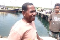 Aloysius Laran, seorang pedagang beras, saksi mata yang melihat Kosmas Matulesi menceburkan mobil ke laut, Jumat (23/8)