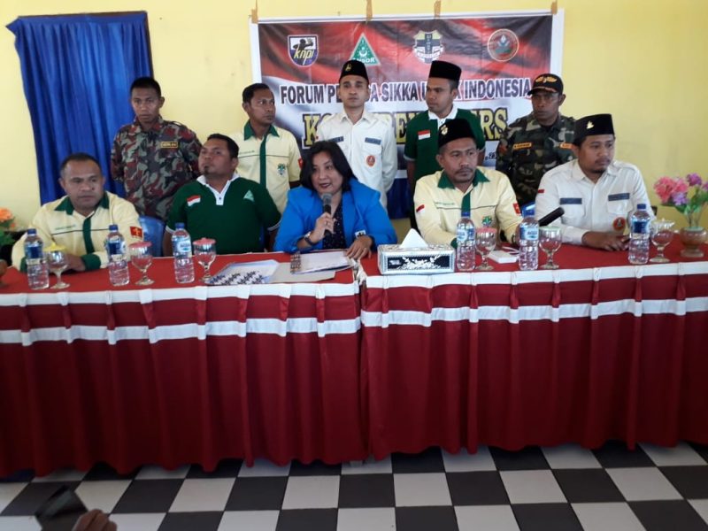 Pelaksana Tugas KNPI Sikka Femmy Bapa sedang memberikan keterangan pers di Hotel Permata Sari, Jumat (23/8), terkait peristiwa rasisme yang terjadi di Malang dan Surabaya